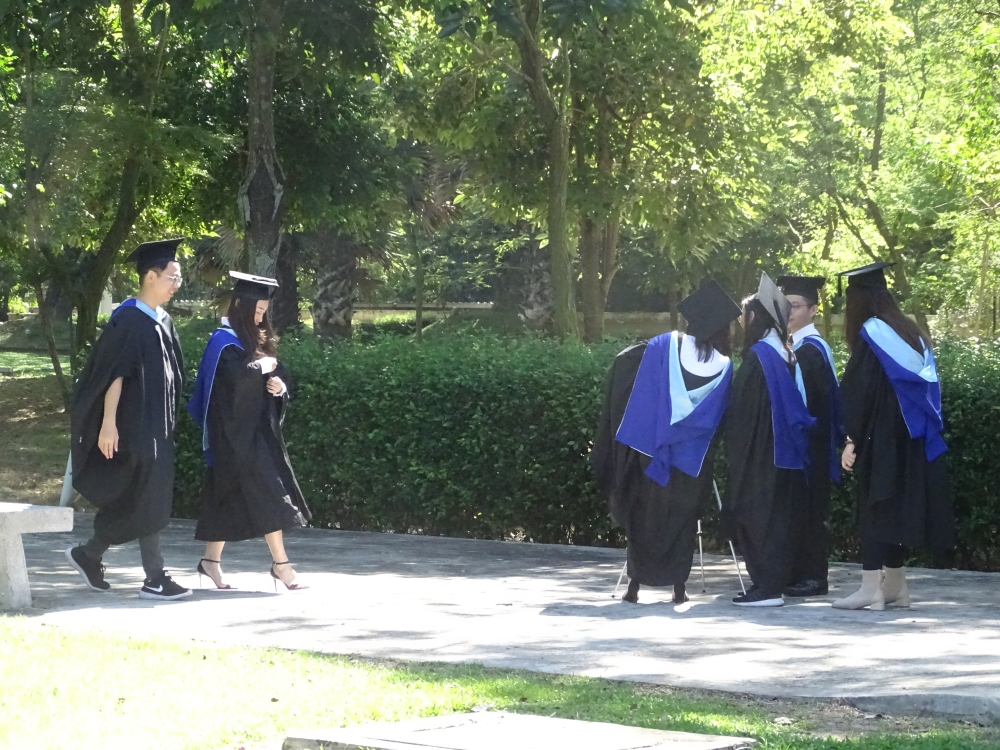 毕业生大多在领取毕业袍后会留在校园内拍照留念。