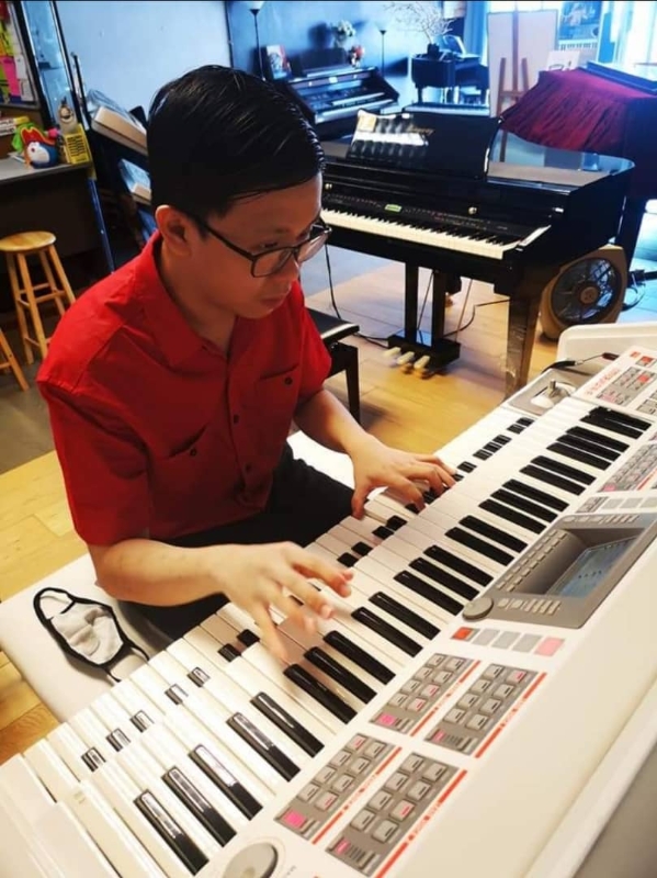 当初陈碧燕希望可以让畯溢锻炼左右脑的运用，就让儿子去学琴。