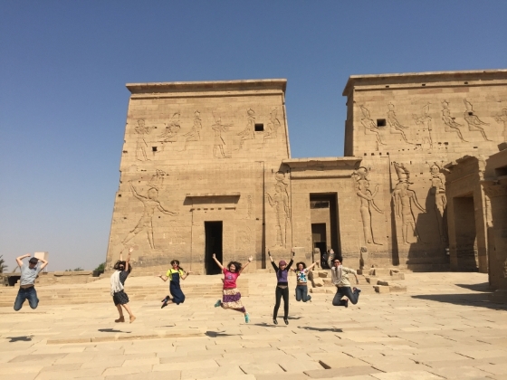 亲爱的好友和新认识的旅友一起疯，跳起来啦！图为菲丽神殿 (Temple of Philae)， 作为附近地区努比亚遗址的一部分，1979年被联合国教科文组织评定为世界文化遗产。