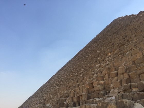 看上去好像很高的石块，感觉大概有三四层楼高，站在最下面往上望，只见密密麻麻的石块。