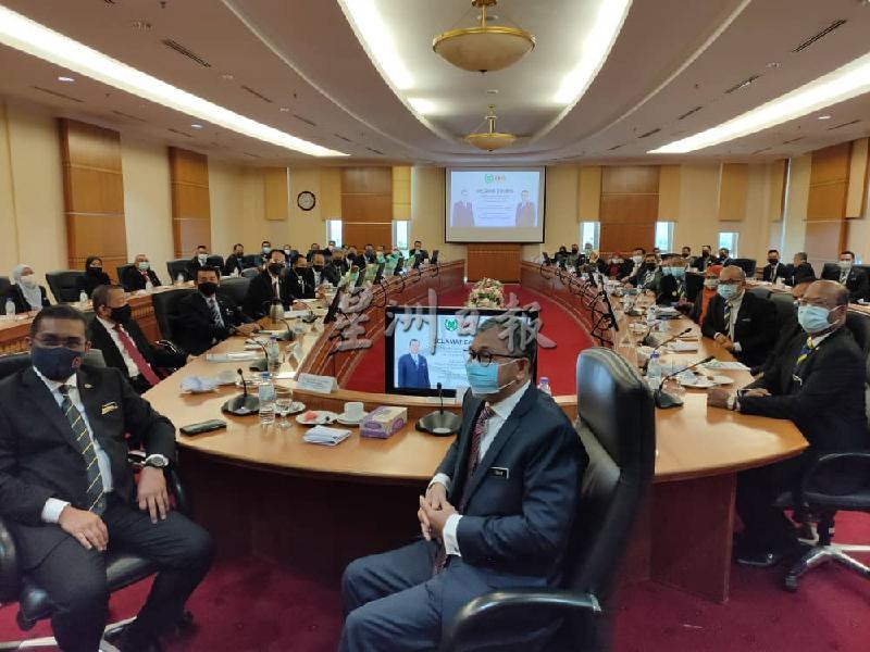 達基尤丁（前排左起）及玻璃市州務大臣拿督斯里阿茲蘭等人，在緊急狀態管理技術委員會全國巡迴講解會開始前合照。