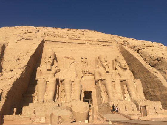 埃及亮点之一：阿布辛贝神殿（Abu Simbel Temples），绝对是空前的建筑奇迹，也是世界文物建筑保护方式一大成功的尝试。为了抢救因兴建大垻而被水淹没的命运，经专家学者研究后，耗资巨额切割成千块石头搬至现址重新组建。
