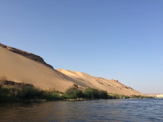 乘坐阿拉伯式风帆畅游尼罗河畔绿洲景观。