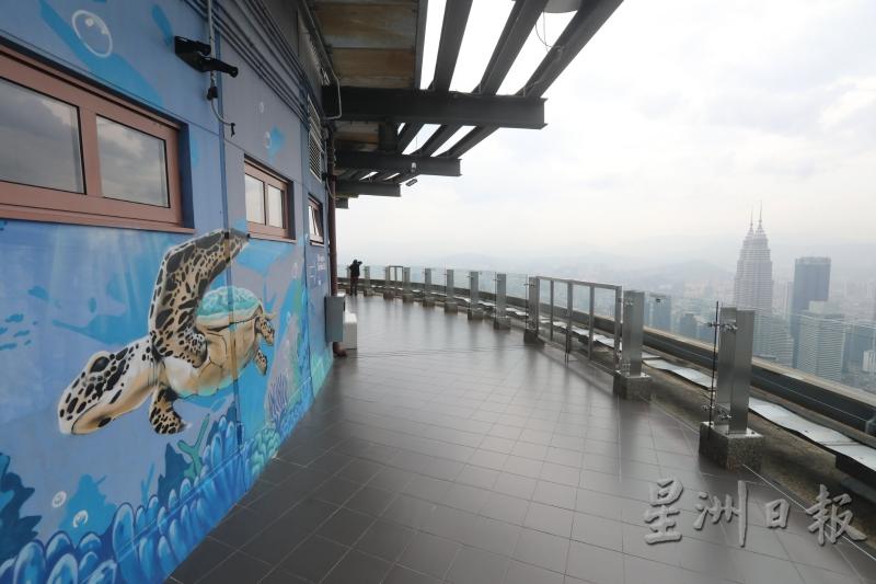 促销活动期间,欲参观吉隆坡塔“天空步道”的民众,能以优惠价,即成人票价为24令吉(原价71令吉)及孩童票价为12令吉(原价37令吉)购得门票。