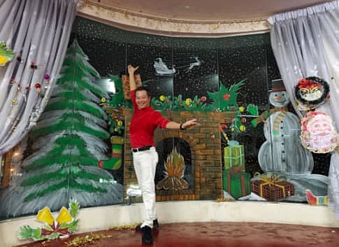 也是舞林高手的梁启翔在2019年圣诞节镜画前留念。