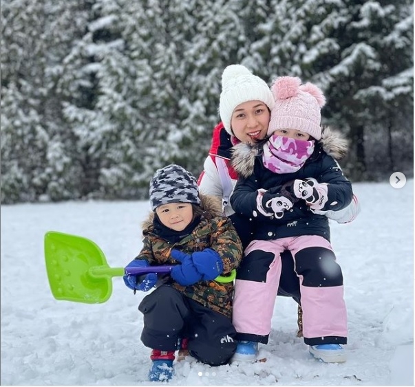 锺嘉欣日前分享与子女在雪地上的温馨合照。