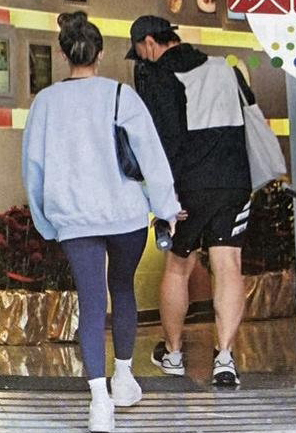 香港周刊拍到陈奕迅和女儿一起去健身。