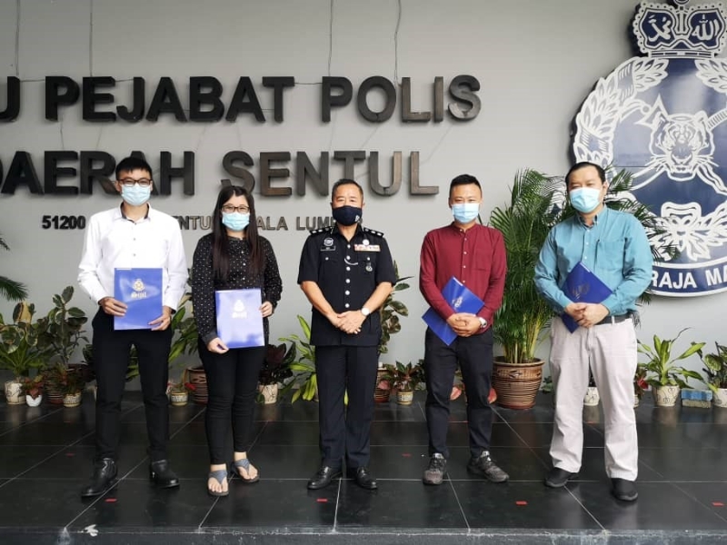 4人获得警方表扬社区"无名英雄”。左起杜添伟，沈昱婷，马永来助理总监，刘俊辉以及郑成隆。