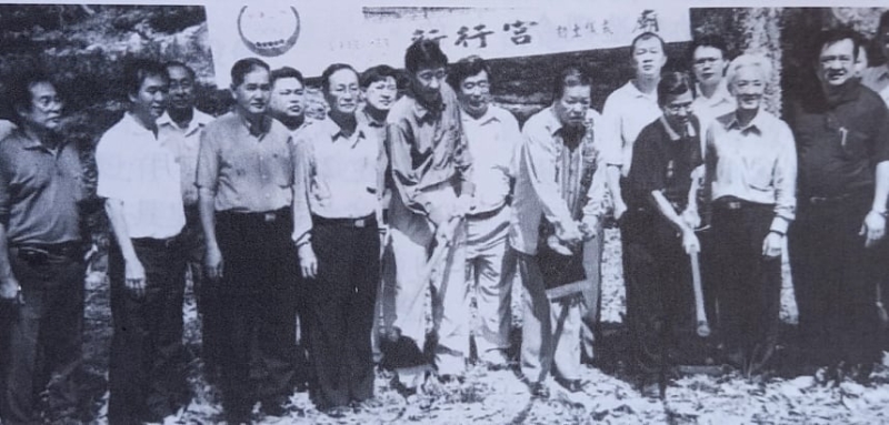 2003年行宫举行动土礼。左起:陈义栋、刘文清、陈道宜、赖益盛、吴惠明、叶沅明、龙莆天、陈联顺。 2003年行宫举行动土礼。左起:陈义栋、刘文清、陈道宜、赖益盛、吴惠明、叶沅明、龙莆天、陈联顺。