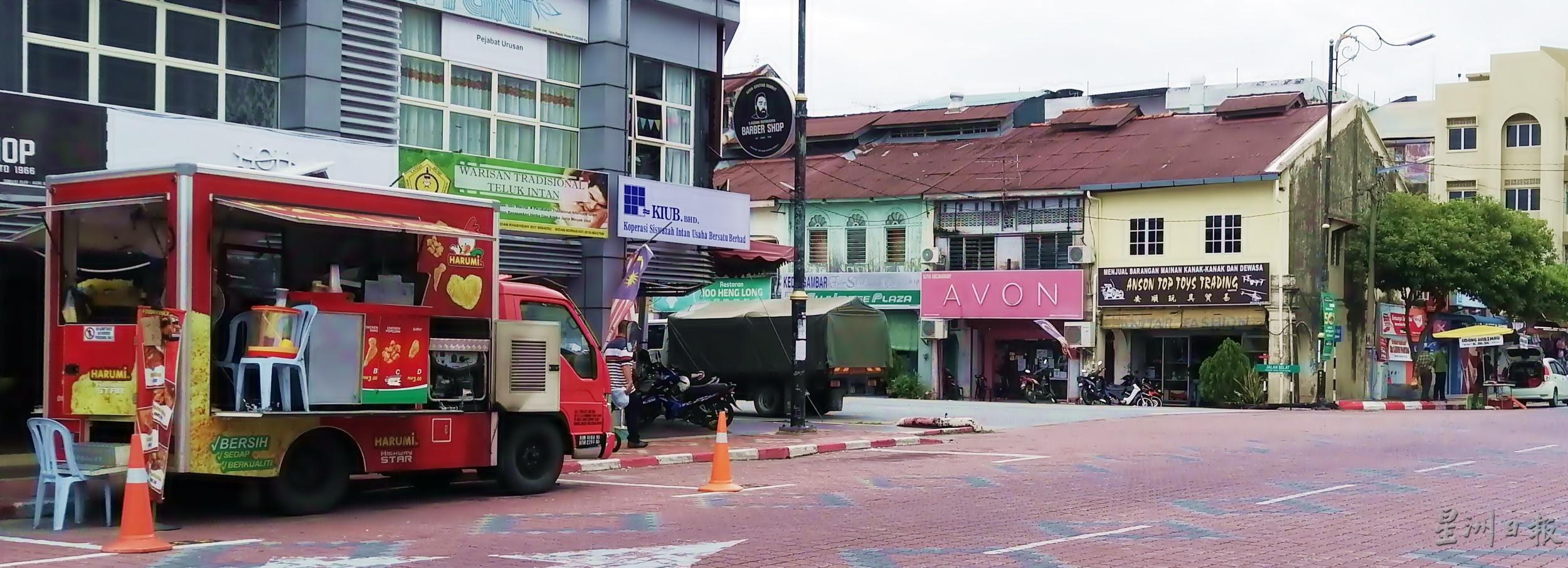 在安顺市区，可见到突然有流动小贩或餐车冒出。