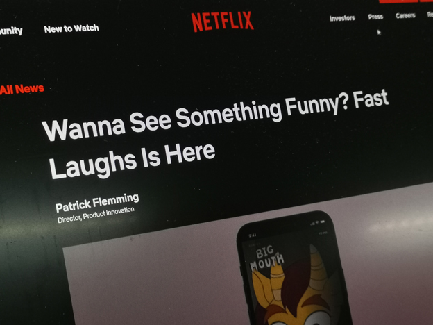 对比抖音或国际版TikTok，Netflix有深层结合了他们的功能，用户不仅是看到影片的精彩花絮，还能一键点击，直接观看完整版的节目或电影。
