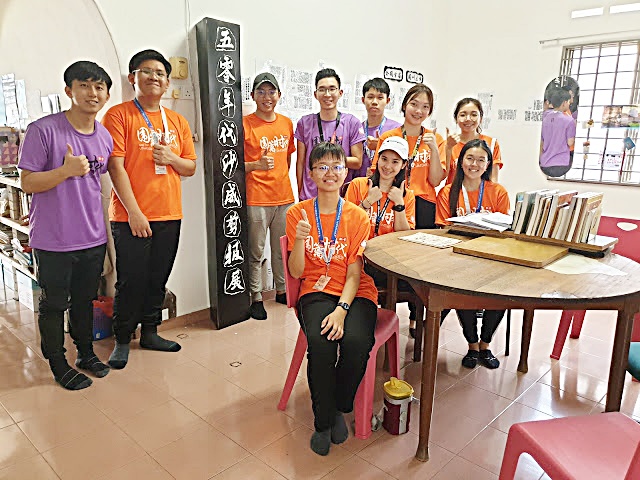 敦胡仙翁大学中华文化学会成员，去年3月间到社区参观。