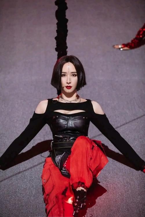 胡静参加《乘风破浪的姐姐2》挑战自己，在初舞台跳的《大鱼》让人惊艳，在《无乐不作》的舞台上也充分展示她的舞蹈实力。