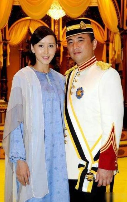 胡静在2008年嫁给马来西亚富商朱兆祥，朱兆祥2010年被册封为拿督，让胡静也成了拿汀。