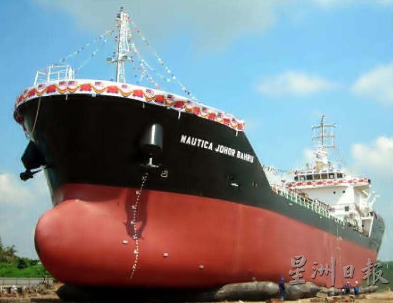 
朱长寿率领团队，成功承建5500吨，价值3600万令吉的载油船。