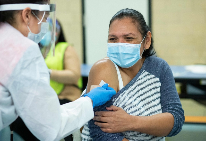 纽约一名妇女正在接种莫德纳疫苖。（图：法新社）