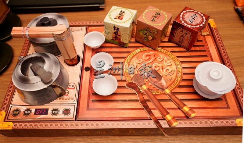 纸扎茶具,乍看栩栩如生。