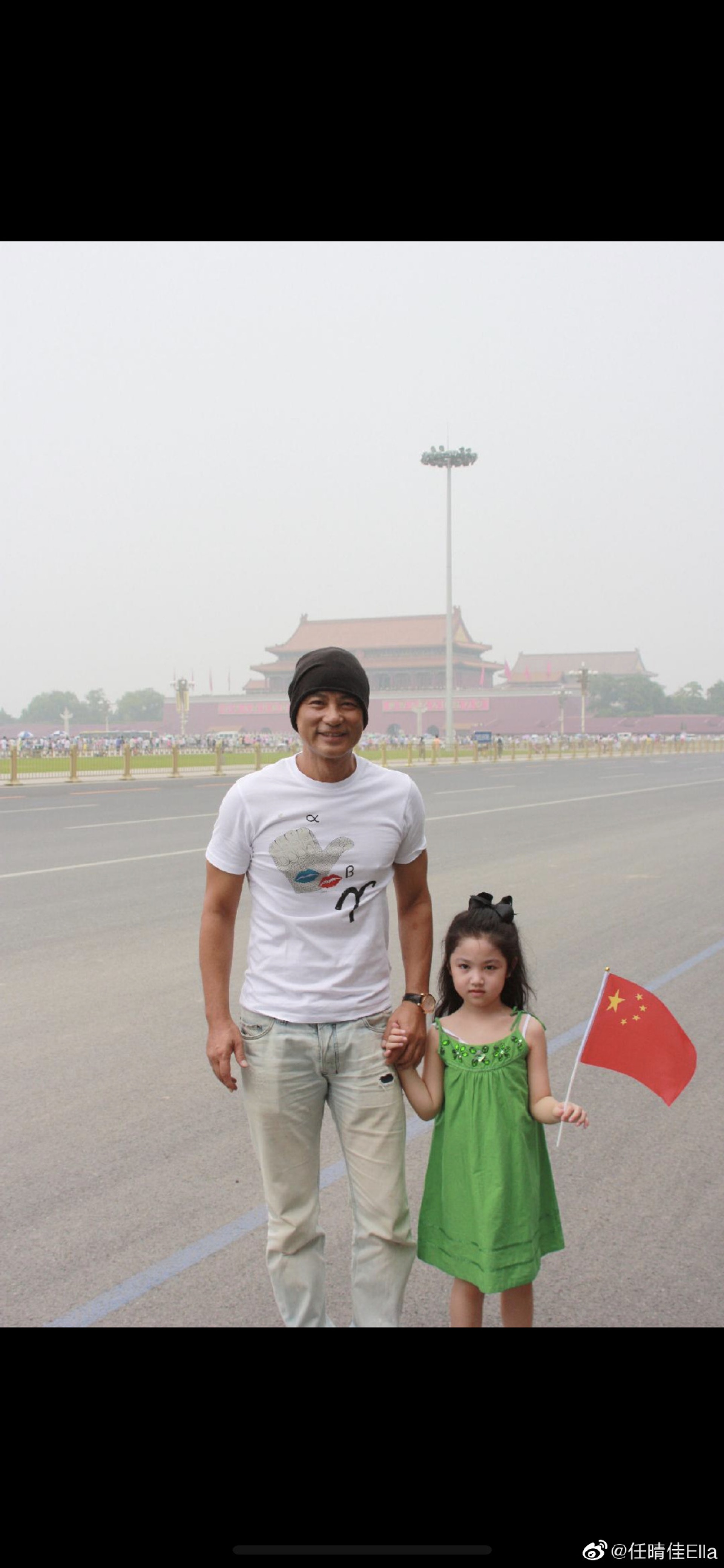 任晴佳儿时和爸爸在北京故宫及天安门的留影。