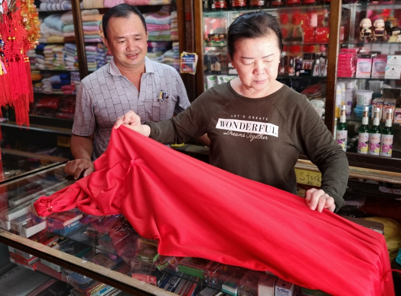 姐姐赖亮华（右）主要负责红彩及彩球编织工作，也是非常专业的婚嫁用品业者。