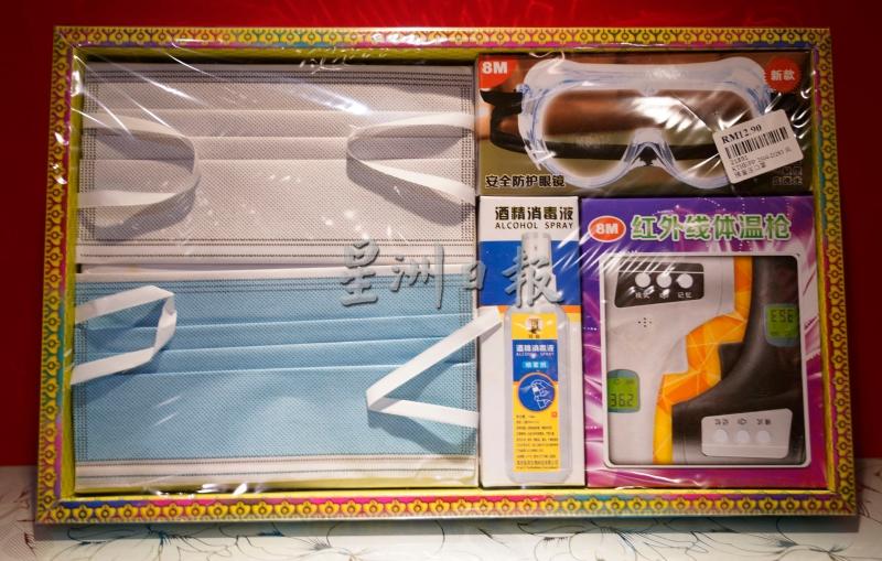 纸扎防疫品齐全,有口罩、消毒液、防护眼镜、红外线体温枪等。