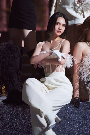 杨丞琳在《乘风破浪的姐姐2》最新一集中，穿上白色羽毛中空装，小露性感，让网民评论：“好养眼！”一致好评。