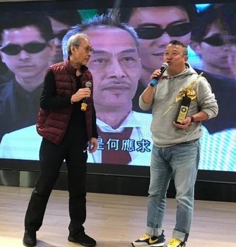 黄树棠（左）最后一次公开露面，是在去年2月的香港动作特技员公会新春团拜，当日他更获曾志伟（右）颁发杰出贡献奖。