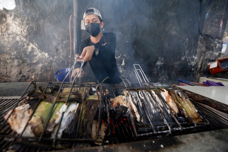 菜园山水鱼泰式餐馆所有烧烤的料理皆是使用炭火烧烤，整个烧烤过程食客都可以看到。