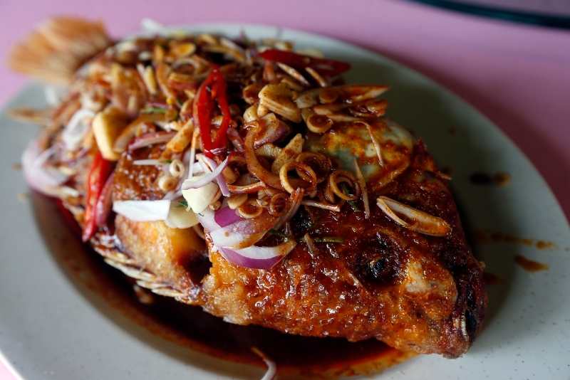 泰式炸金凤鱼（RM4.20/100g）外皮炸的酥脆，鱼肉嫩滑，酱汁非常下饭。