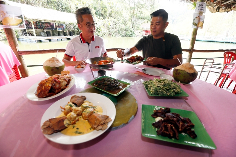 不少饕客愿意远赴到来菜园山水鱼泰式餐馆品尝上一口泰式料理。左起为黎潍裮和黄威廉。