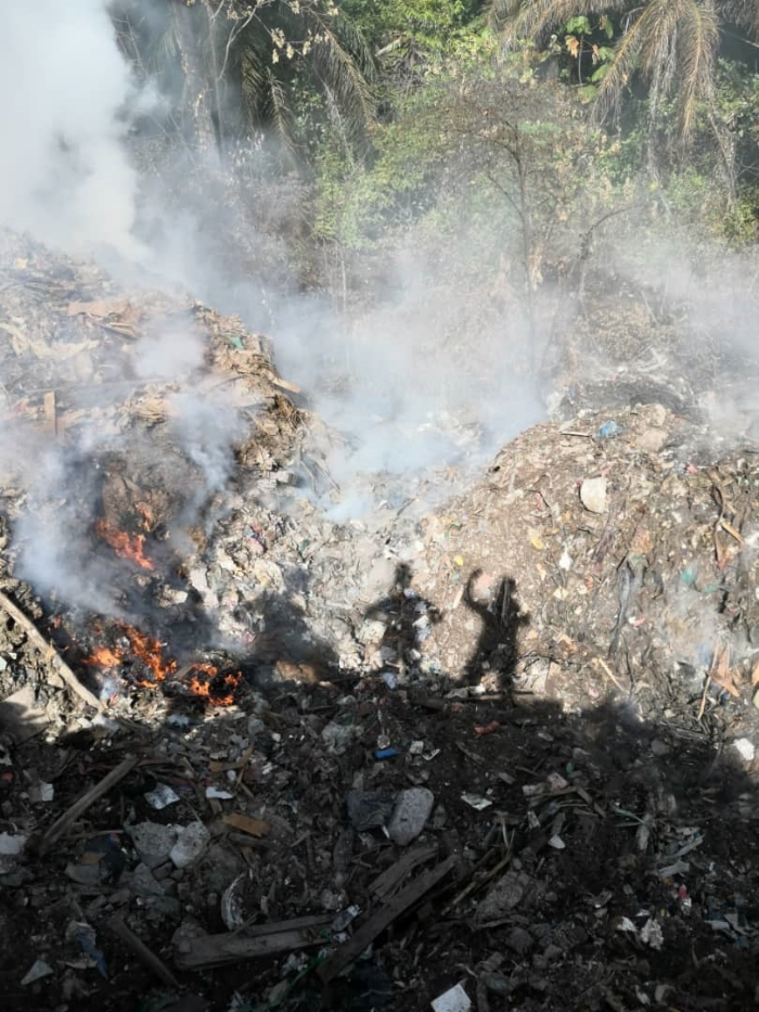 空地遭人倾倒各式各样的垃圾,逐渐形成一座约15公尺高的垃圾山。