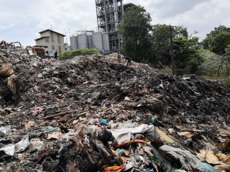 武吉拉惹瓦嘉路路的一块空地处,惊见一座巨型垃圾山。