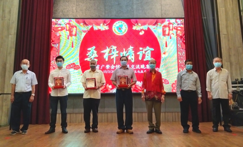 周志平（右二）颁赠纪念牌予3位会员。由张宪粦（左）、苏瑞基（右）及刘伟珠（右三）陪同见证；左二起是周乾锋、谢志洪和吴宗华。