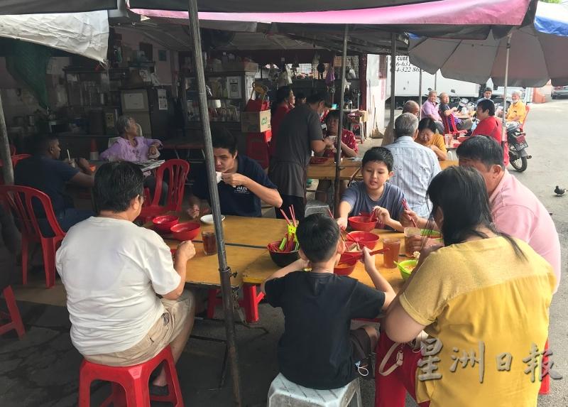 每逢周末，宁静的宁罗新村迎来一批又一批的食客。