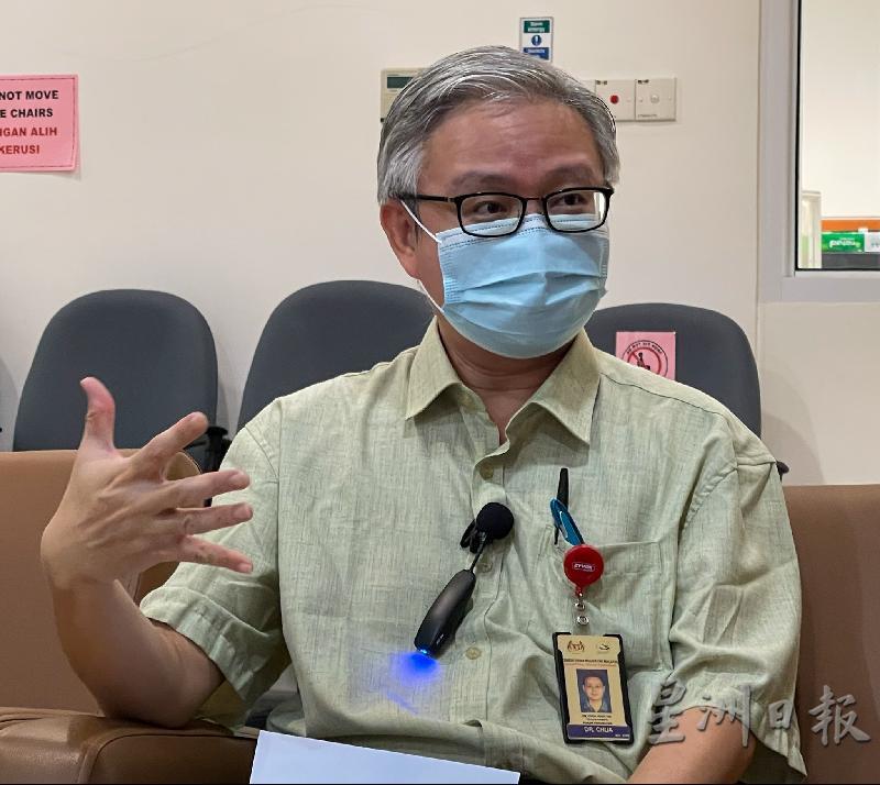 砂中央医院疾病专科医生蔡福兴表示，感染冠病比接种疫苗的副作用来得高。