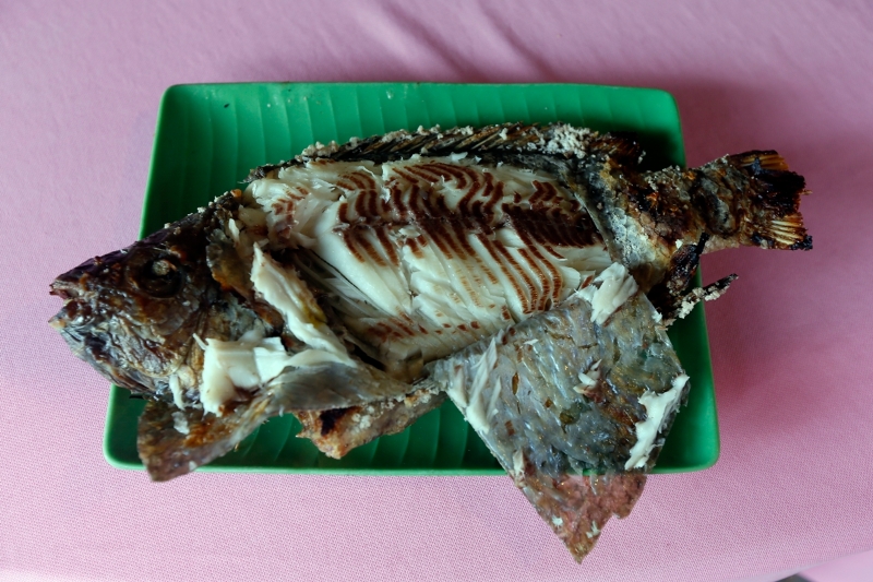 烧烤金凤鱼（RM4.20/100g）使用炭火烧烤，保留鱼的原汁原味，鱼肉鲜甜。