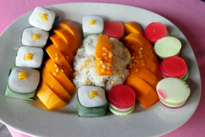 饭后来个甜品拼盘，拼盘全是泰国经典的甜品包括芒果糯米饭、马蹄糕(Kuih Tako)和果冻。