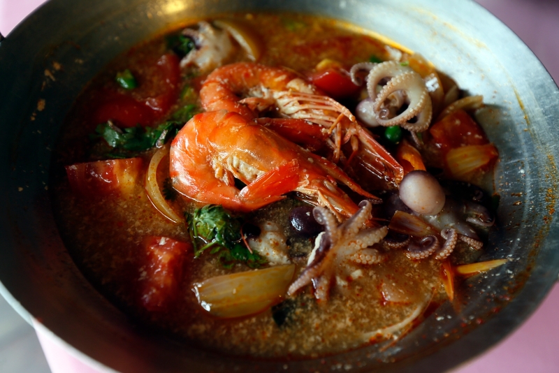 冬荫功海鲜红汤（RM40.00）鲜辣度爆表，酸辣的口味加上多种海鲜，让不少人迷恋。