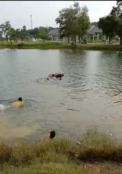 众人尝试施援不果，只能眼睁睁看著有人受困的车沉入湖底。（截屏图片）

