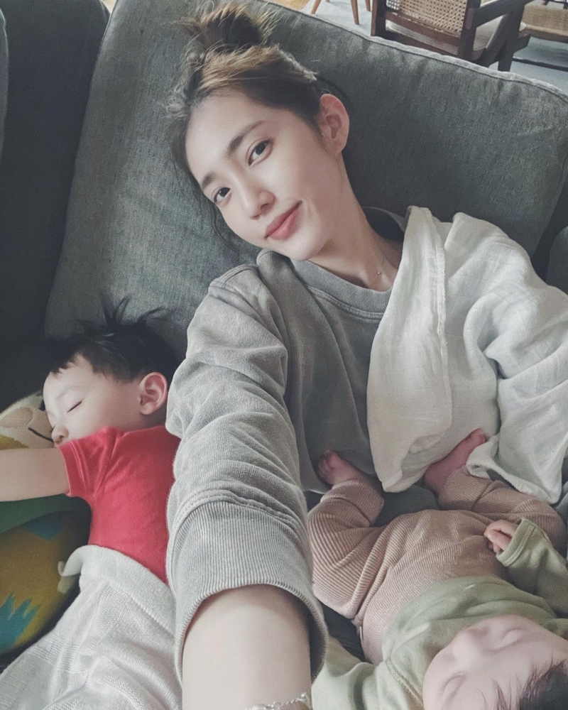 王棠云分享自拍照，儿子余初见安静睡在一旁，女儿余初心正面照也跟着曝光。