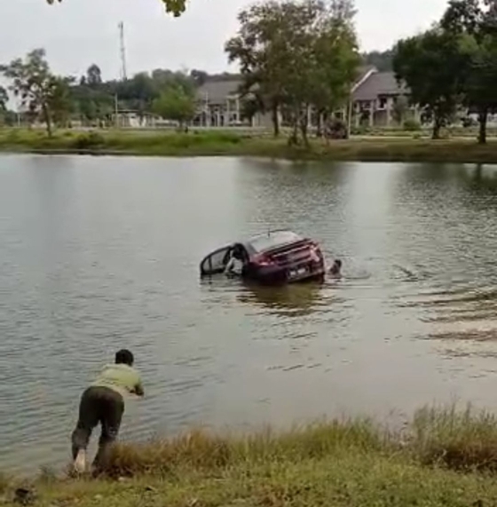 轿车在湖面载浮载沉时，女子被见到返回车内尝试救出母亲，不料双双受困车内沉入湖里溺死。（截屏图片）

