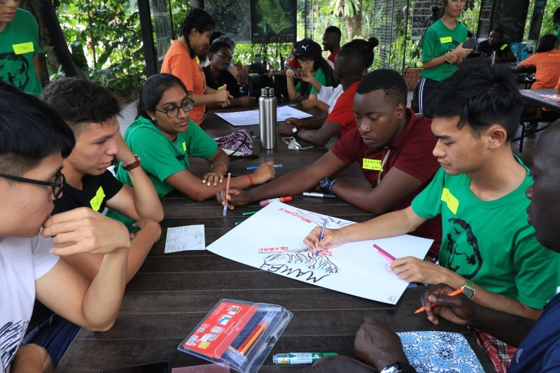 在冠病疫情爆发之前，来自各地的志愿者聚集一起，讨论各种环保项目。