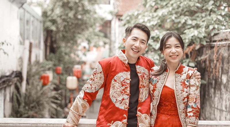 关萃汶和叶朝明身穿结合传统唐装裙褂及西式礼服拍摄一组婚照。