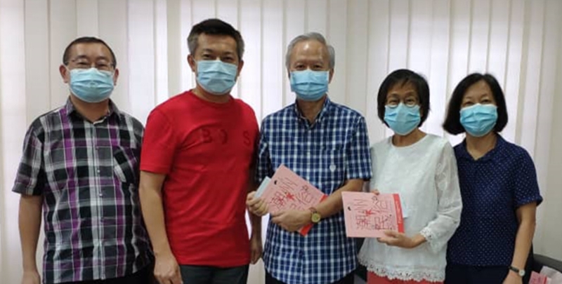 主办单位和评审团发布古来县华小硬笔书法赛成绩；左起为李永贤（左起）、吴令富、彭南康、邓雅婷及杨清英。