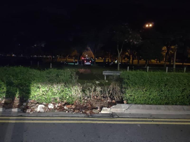 汽车失控撞毁路旁的植物围栏，整辆车飞越大沟渠冲进交通圈公园，再撞到一棵树时才停下。
