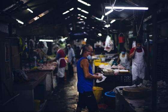 李霖泰菜市场周六闲逛的游客，已不复盛况。（摄影、图说：陈子韩）