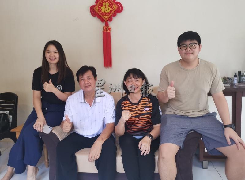 家人永远是李梓嘉强而有力的后盾。左起是李梓瑜、李志兴、廖雪萍及李绹。