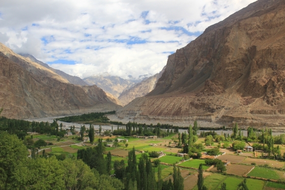 什约克河与绿洲，据说远方的云端后头即是巴基斯坦著名的k2山峰。