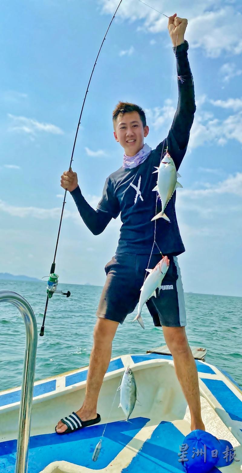 王伟川一次钓上3只硬尾鱼。
