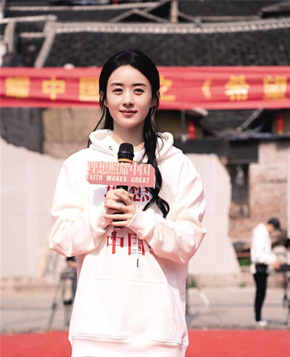 主题电视剧《理想照耀中国》之《希望的田野》日前在福建正式开机，赵丽颖出演“最年轻的村主任”。
