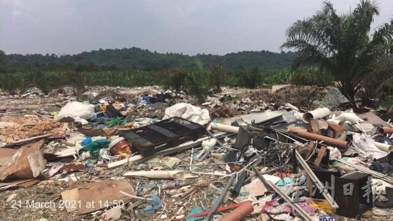 农业地本是滋养农作物的土地，却被自私自利的人贪方便丢弃各种工业废料给蹂躏和糟蹋。